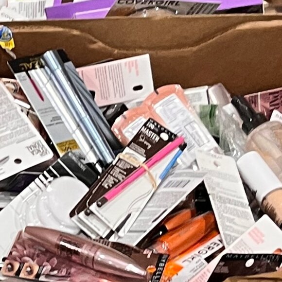 50 WHOLESALE COSMETICS BULK LOT MIXED BRANDS NEW CURRENT - Picture 4 of 13